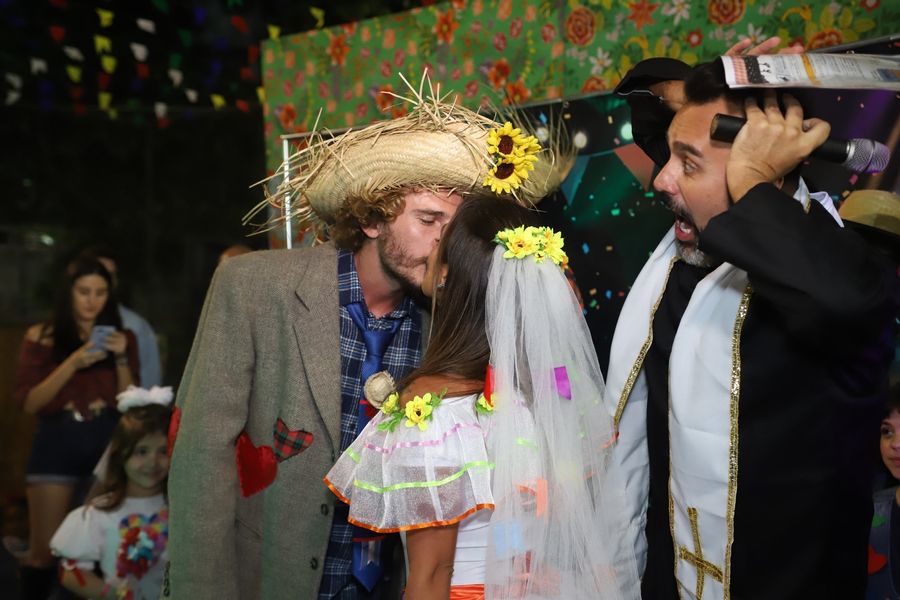 
        
            Ex-BBB's Carol Peixinho e Alan casam e se beijam em arraiá no RJ
        
    