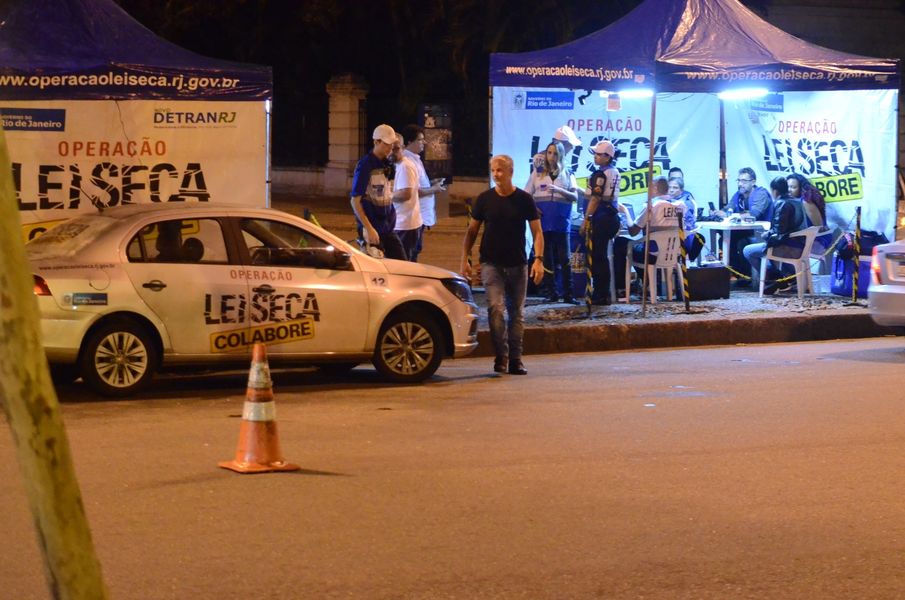 
        
            Marcello Novaes é parado em blitz da Lei Seca depois de curtir noite carioca
        
    