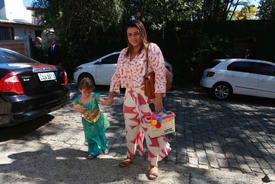 
        
             Luciano Huck e Angélica recebem famosos para agradecer por recuperação de Benício  
        
    