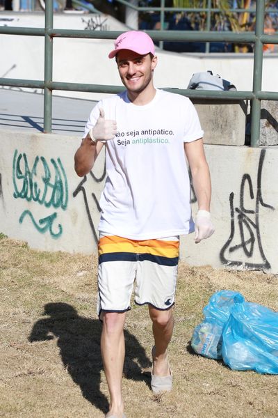
        
            Hugo Bonemer recolhe lixo das ruas no Rio de Janeiro 
        
    