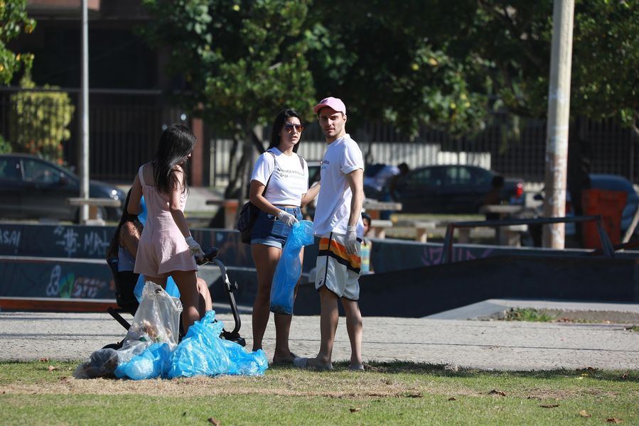 
        
            Hugo Bonemer recolhe lixo das ruas no Rio de Janeiro 
        
    