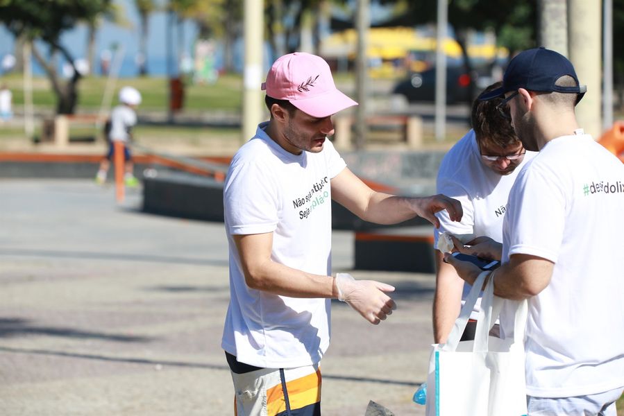 
        
            Hugo Bonemer recolhe lixo das ruas no Rio de Janeiro 
        
    