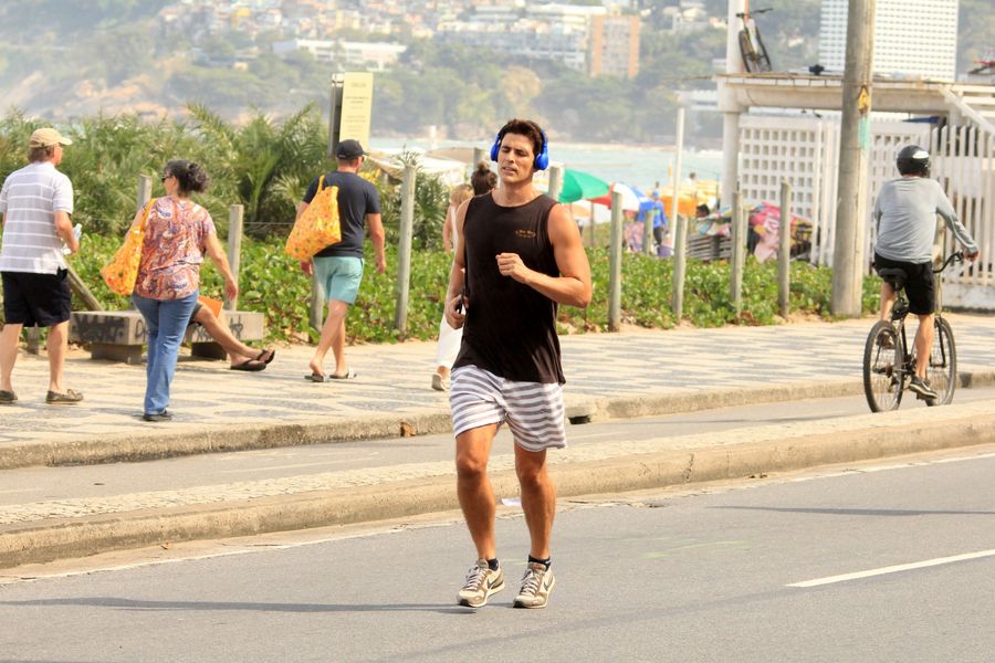 
        
        
            Reynaldo Gianecchini aproveita dia ensolarado para correr na
orla de Ipanema 
        
    