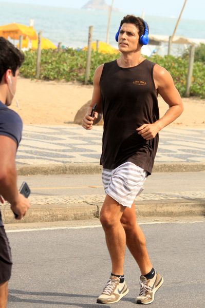 
        
        
            Reynaldo Gianecchini aproveita dia ensolarado para correr na
orla de Ipanema 
        
    