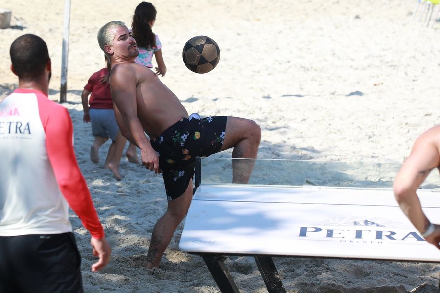 
        
        
            Thiago Martins joga futmesa e toma banho de mar na praia da Barra da Tijuca
        
    