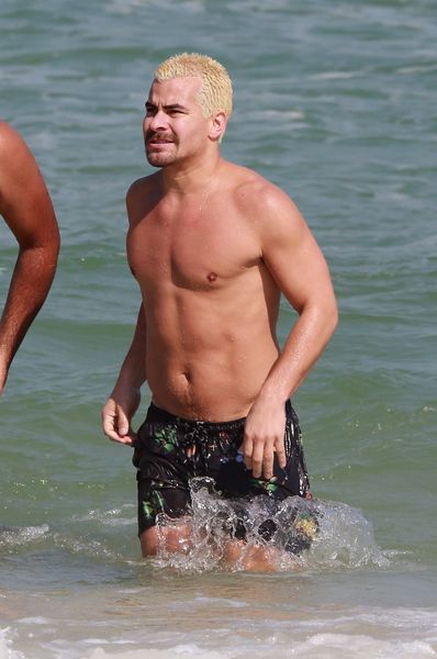 
        
        
            Thiago Martins joga futmesa e toma banho de mar na praia da Barra da Tijuca
        
    