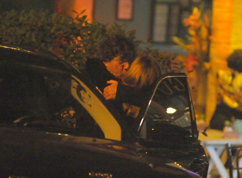 
        
        
            Cissa
Guimarães beija muito no meio da rua
        
    