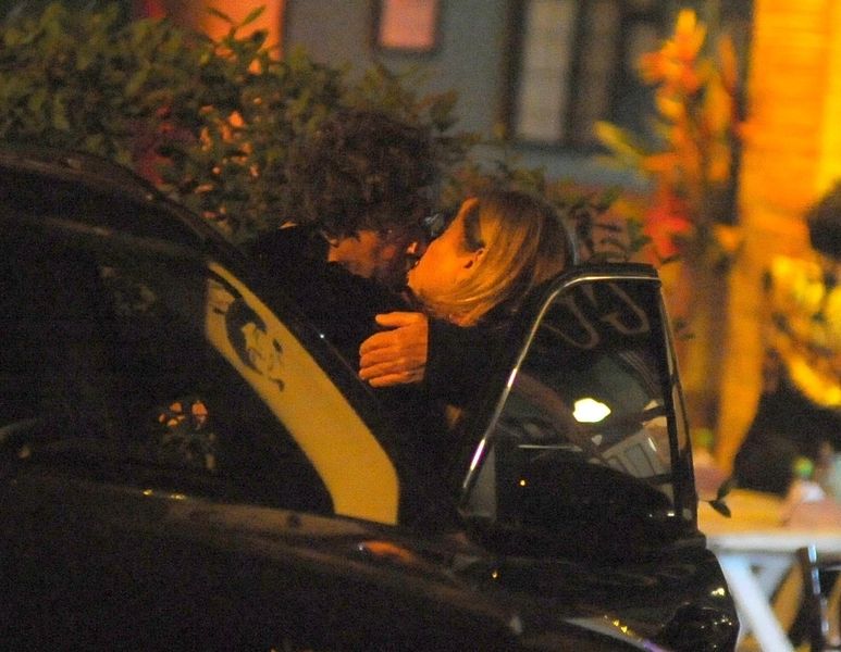 
        
        
            Cissa
Guimarães beija muito no meio da rua
        
    