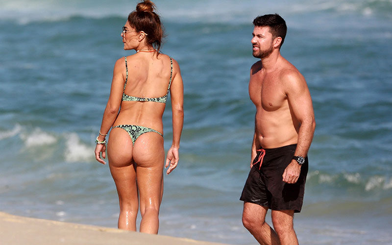
        
        
            Juliana Paes põe bumbum pra jogo e beija muito em praia
        
    