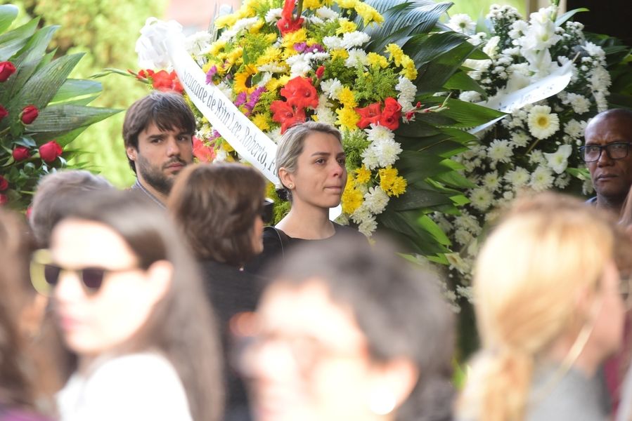 
        
        
            Amigos famosos e familiares no enterro de Fernanda Young
        
    
