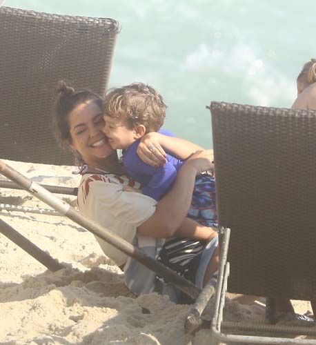 
        
        
            Michel
Telo e Thaís Fersoza com seus filhos na praia 
        
    