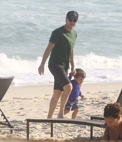 
        
        
            Michel
Telo e Thaís Fersoza com seus filhos na praia 
        
    