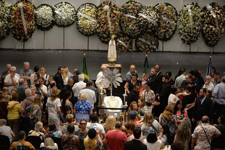 
        
        
            Corpo de Roberto Leal é velado na Casa de Portugal, em São Paulo
        
    