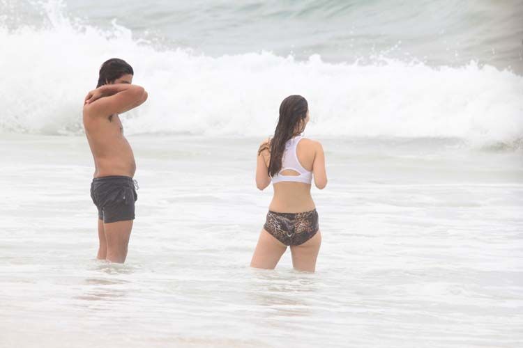 
        
        
            Nathalia Dill se joga no mar com hot pant de oncinha 
        
    
