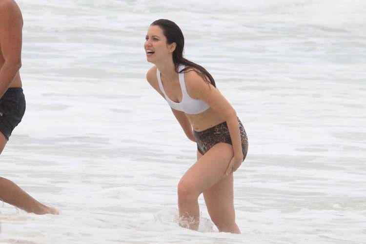 
        
        
            Nathalia Dill se joga no mar com hot pant de oncinha 
        
    