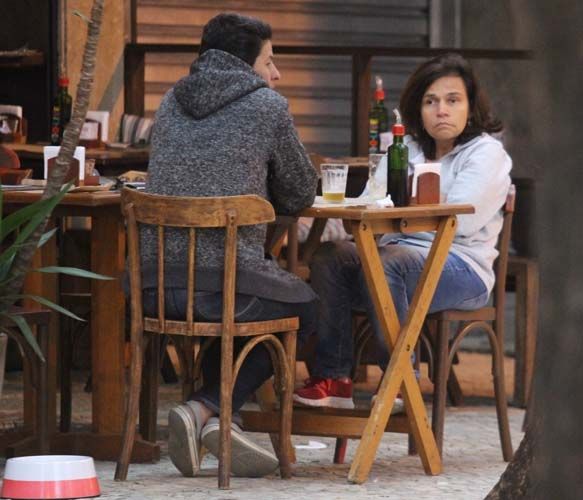 
        
        
            Cláudia Rodrigues come com irmão em restaurante na zona sul do Rio
        
    