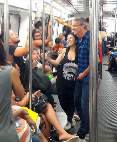 
        
        
            Alexandre Borges é flagrado em vagão do metrô e atende fãs
        
    
