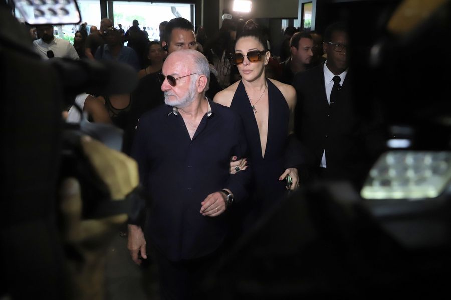 
        
        
            De Cláudia Raia a Xuxa, famosos se despedem de
Jorge Fernando no Rio
        
    