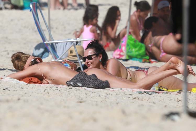 
        
        
            Grazi Massafera sensualiza com biquíni desamarrado em dia de praia
        
    