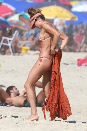 
        
        
            Grazi Massafera sensualiza com biquíni desamarrado em dia de praia
        
    