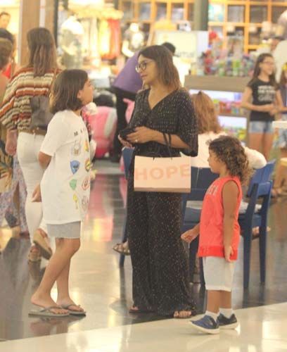 
        
        
            Dira Paes aproveita filhos em dia de shopping
        
    