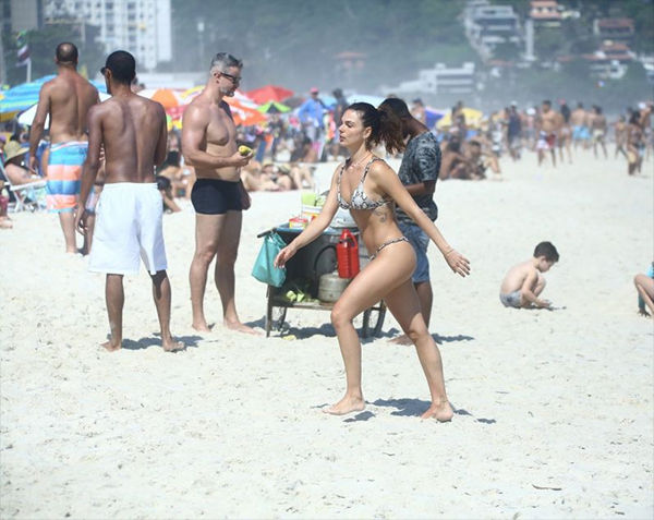 
        
        
            Isis Valverde é flagrada mostrando tudo em biquíni e arranca suspiros em praia
        
    