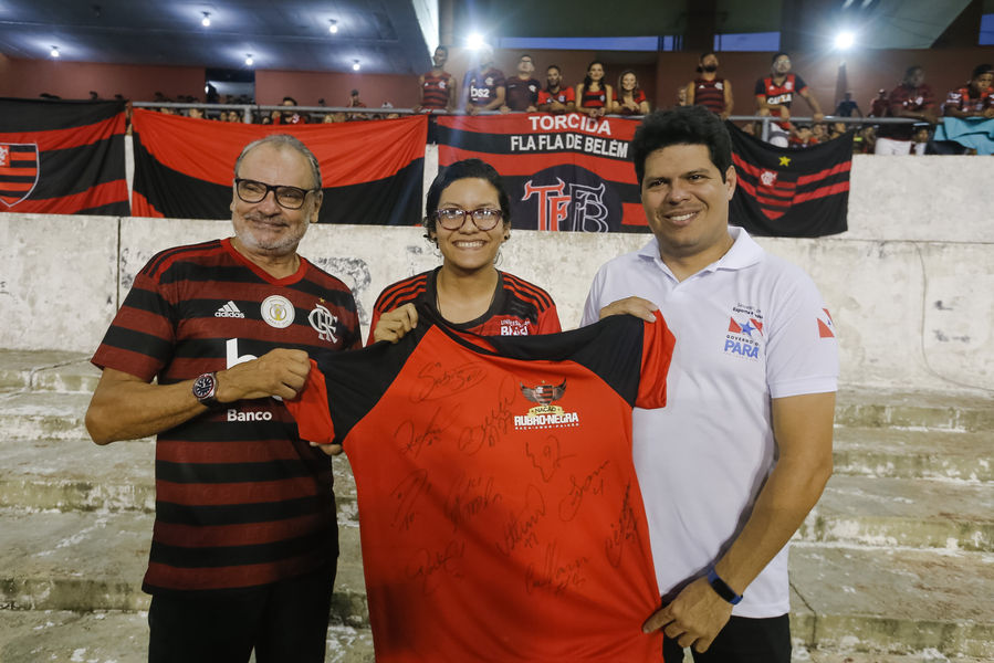 
        
        
            Torcida
do Flamengo comemora título no Mangueirão
        
    