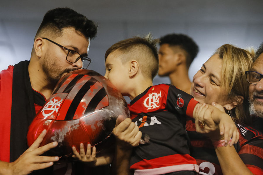 
        
        
            Torcida
do Flamengo comemora título no Mangueirão
        
    