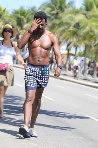 
        
        
            Seu
Jorge caminha na praia de Ipanema 
        
    