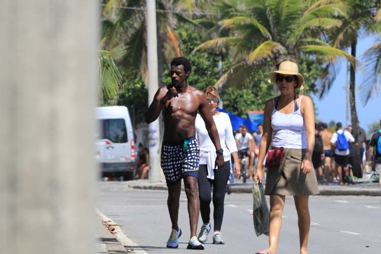 
        
        
            Seu
Jorge caminha na praia de Ipanema 
        
    