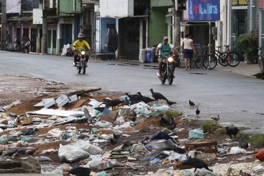 
        
        
            Lixo toma
conta da avenida Bernardo Sayão
        
    