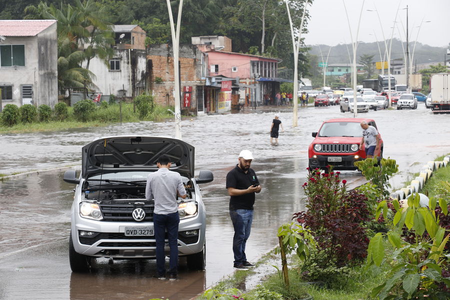 
        
        
            Chuva desta
segunda (17): alagamento e caos por Belém
        
    