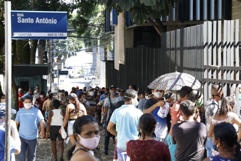 
        
        
            Agências da Caixa em Belém amanhecem o sábado (2) com longas filas atrás do auxílio emergencial
        
    