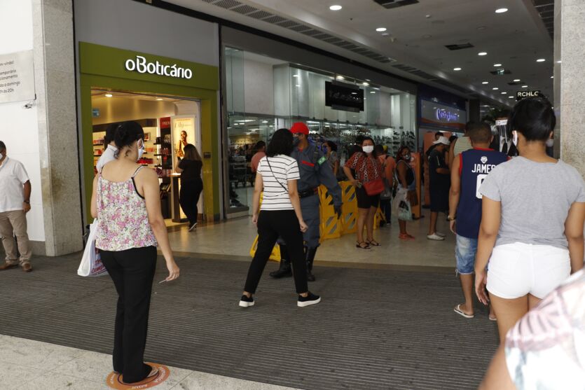 
        
        
            Reabertura de shoppings tem filas e muito movimento
        
    