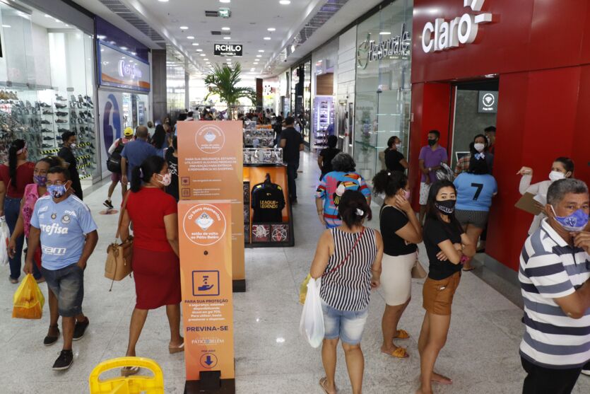 
        
        
            Reabertura de shoppings tem filas e muito movimento
        
    