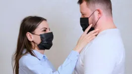 Imagem ilustrativa da notícia Coronavírus: campanha pede sexo com máscara, sem beijos e em posições específicas. Veja!