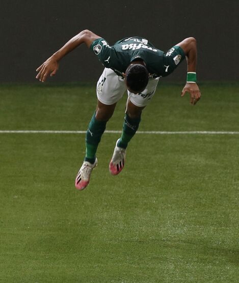 
        
        
            Rony marca seu primeiro gol pelo Palmeiras
        
    