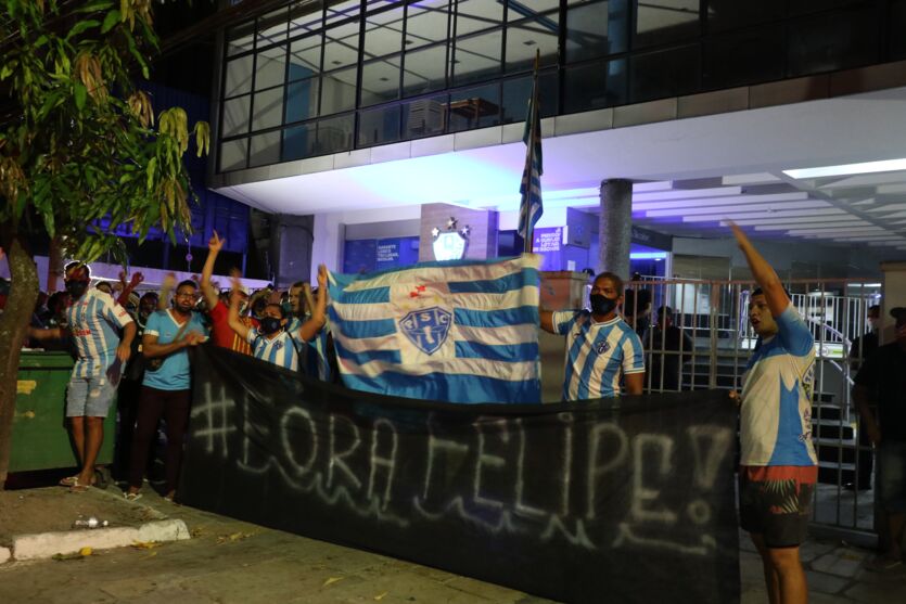 
        
        
            Galeria: torcedores do Paysandu protestam após a saída de Hélio dos Anjos
        
    