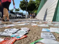 Imagem ilustrativa da notícia Vídeo mostra momento em que motociclista despeja 'santinhos' na Almirante Barroso pela madrugada