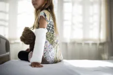 Imagem ilustrativa da notícia Escola terá que pagar R$ 12 mil à aluna que quebrou o braço após empurrão de colega