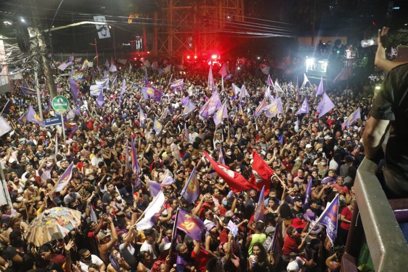 
        
        
            Eleitores lotam São Brás para comemorar a vitória de Edmilson Rodrigues
        
    