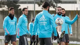 Imagem ilustrativa da notícia Real Madrid treina sem presença de Zinedine Zidane. Confira