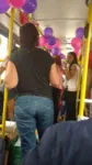 Imagem ilustrativa da notícia Passageiros de ônibus fazem chá de fraldas para vendedora ambulante