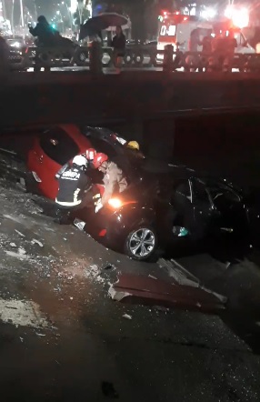 
        
        
            Veja as imagens do acidente em que um carro joga outro veículo para dentro do canal da Doca
        
    