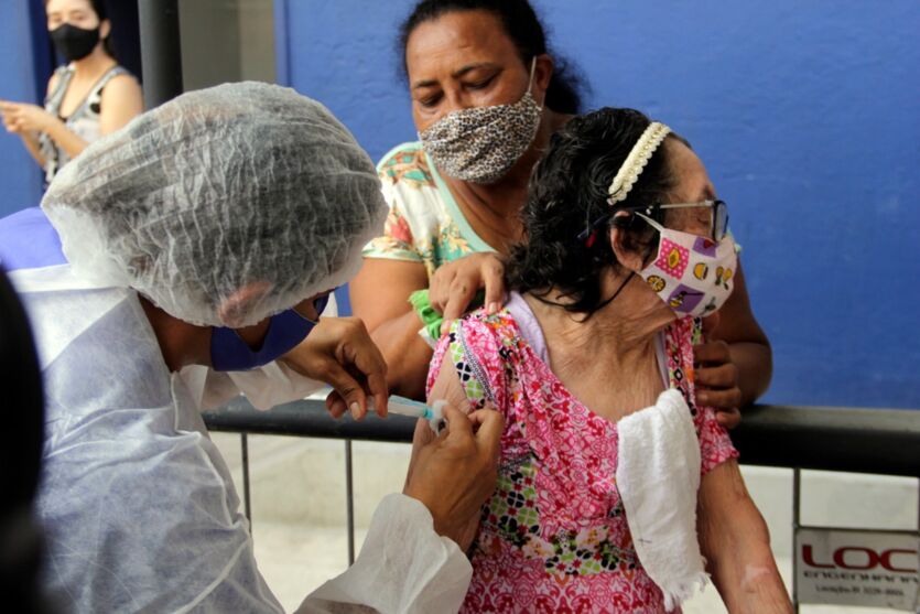 
        
        
            Idosos com idade acima de 85 anos começam a ser vacinados em Belém.
        
    