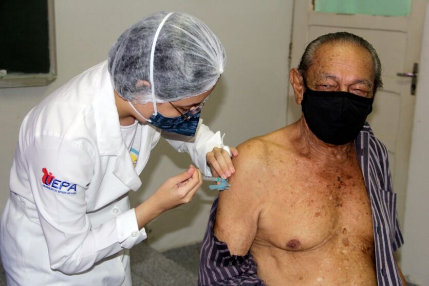 
        
        
            Idosos com idade acima de 85 anos começam a ser vacinados em Belém.
        
    