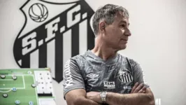 Imagem ilustrativa da notícia Vídeo: Novo treinador é apresentado no Santos