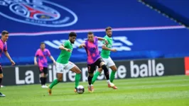 Mbappé fez dois em jogo que coloca o PSG na briga pelo título