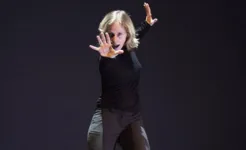 A bailarina e coreógrafa Deborah Colker é convidada da live  “O Futuro das Artes”