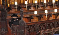 Rainha Elizabeth fica emocionada durante a cerimônia que seguiu regras de distanciamento social